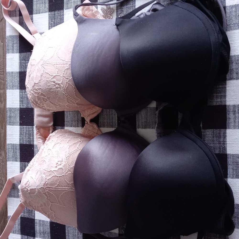 3 bras. 1 Victoria secret 1 Calvin 1 Maidenform.